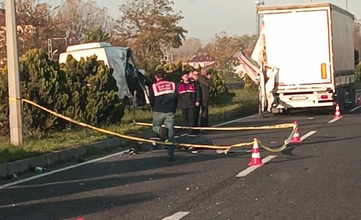 Minibüs, tırın römorkuna çarptı: 1 ölü, 2 yaralı