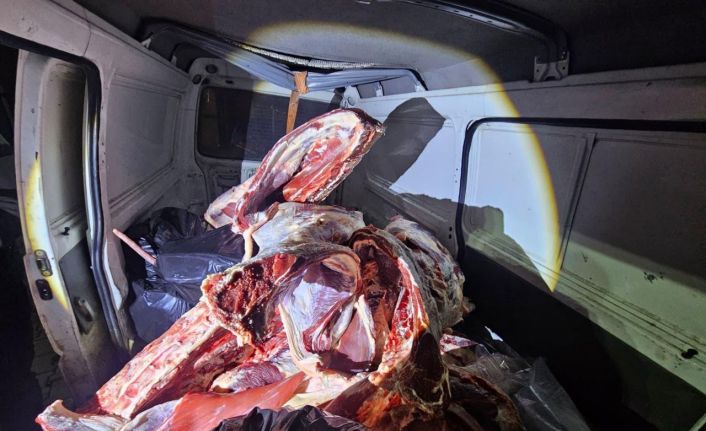 Minibüste menşei belirsiz 1 ton kırmızı et ele geçirildi