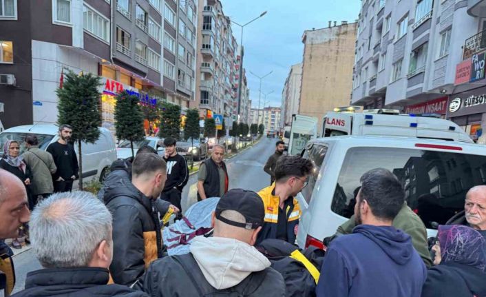 Minibüsün açılan kapısına çarpan motosikletli savruldu: 1 yaralı