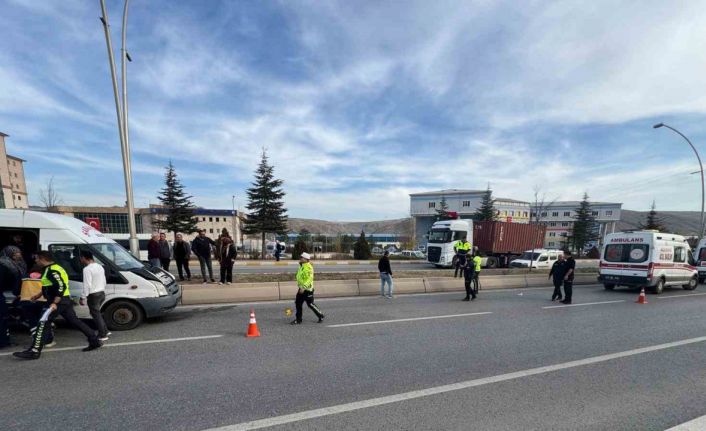 Minibüsün çarptığı yaşlı adam yaralandı