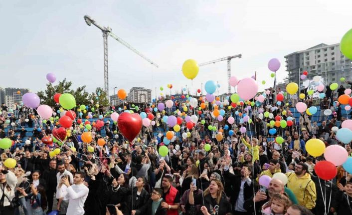 Minik Efe’nin lösemi zaferini gökyüzüne binlerce balon bırakarak kutladılar