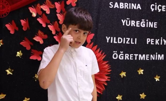 Minik öğrencilerden, öğretmenlerin kalıplaşmış terimleriyle 24 Kasım kutlaması