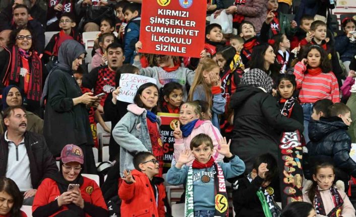 Minik taraftarlar "Kucak Dolusu Hayaller" ile tribünle buluştu