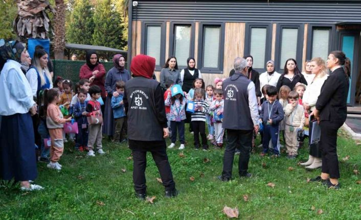 Minikler hem deprem çantası hazırladı hem "çök-kapan-tutun" yaptı