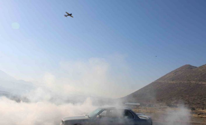 Model uçaklarla klasik otomobiller aynı pistte buluştu