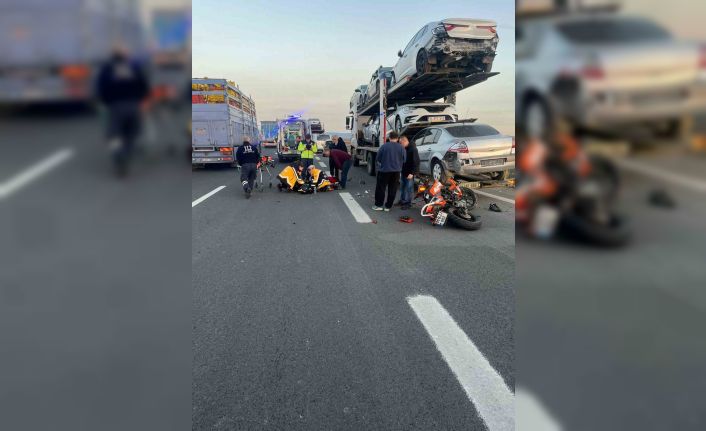 Motosiklet emniyet şeridinde duran tıra çarptı: 1 yaralı