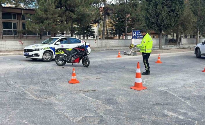 Motosiklet otomobille çarpıştı, 1 kişi yaralandı