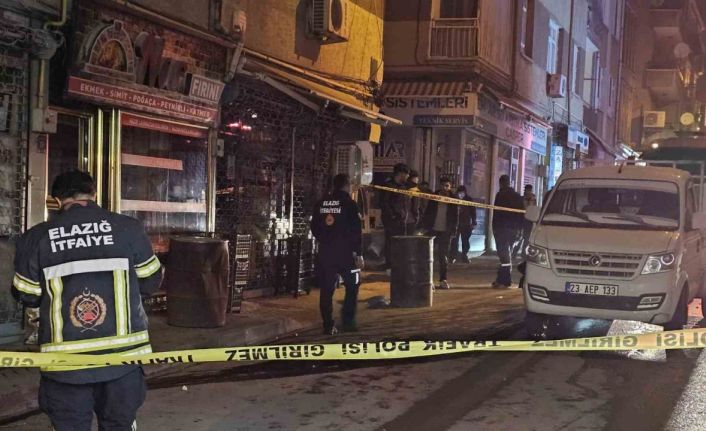 Motosikletin çarptığı pikabın yakıt deposu delindi: Yol trafiğe kapatıldı