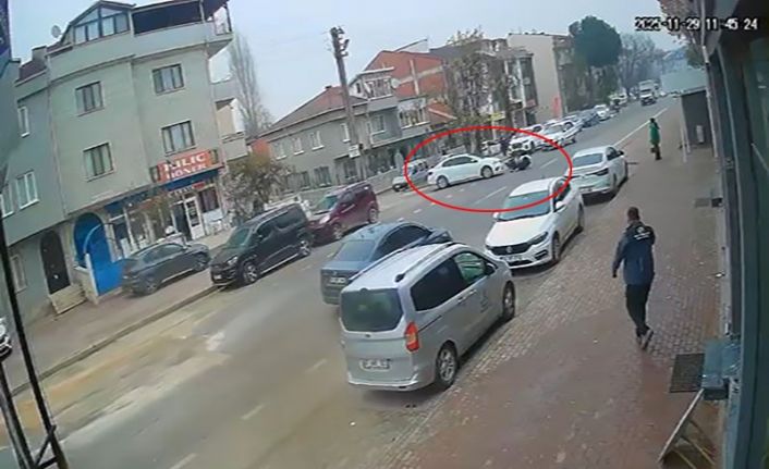Motosikletin devrildiği kaza anı kamerada: 1 yaralı