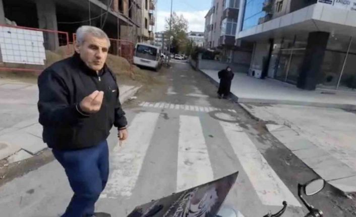 Motosikletten inip yol vermekte direndi: Ben geçmem