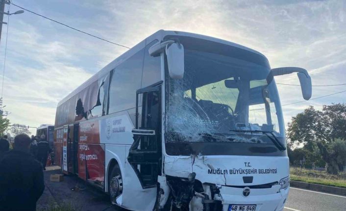 Muğla’da otobüs ile minibüs çarpıştı: 2 yaralı