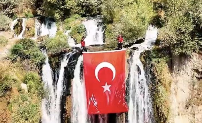 Muradiye Şelalesi’nde Türk bayrağı dalgalandı
