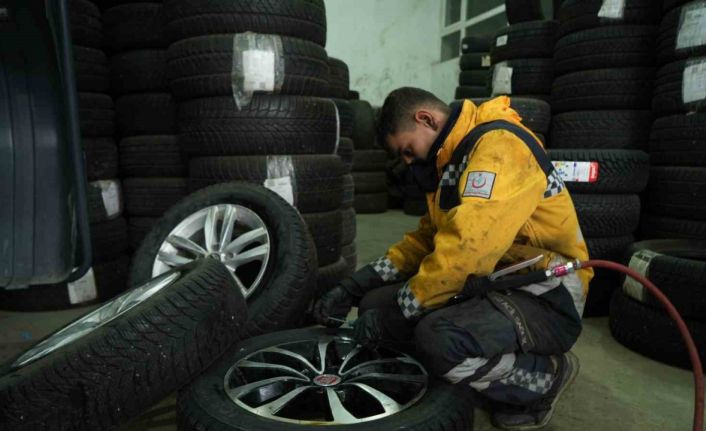 Muş’ta köpeklerin saldırdığı tavuk oto lastikçiye sığındı