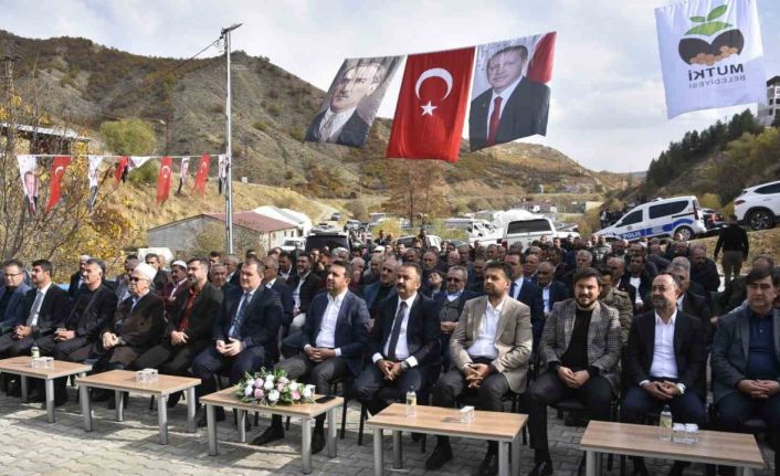 Mutki’de mezbahane ve halı saha açılışı yapıldı