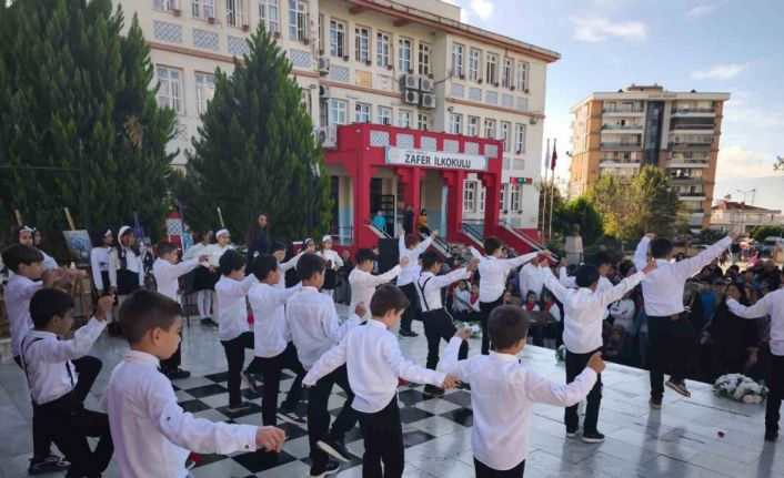 Nazilli’de öğretmenlerden zeybekli Kutlama