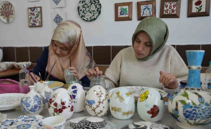 Niğde’de renklerin ve motiflerin buluştuğu çini atölyesine büyük ilgi