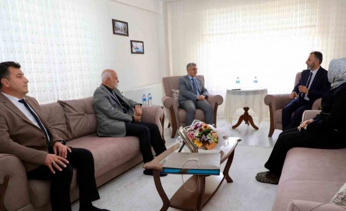 Niğde’de Vali Çelik’ten emekli öğretmene anlamlı ziyaret