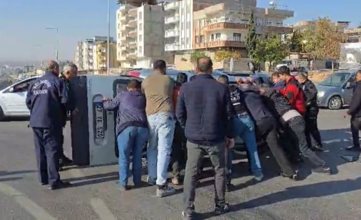 Nizip Otogar Kavşağı’nda çarpışan iki araçta maddi hasar meydana geldi