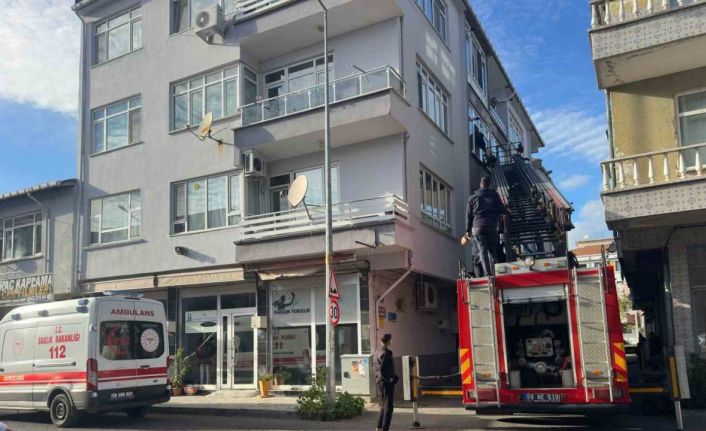 Ocak açık unutuldu, ekipler eve pencereden girdi