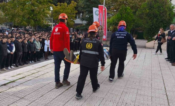 Öğrenciler, deprem tatbikatını başarıyla tamamladı