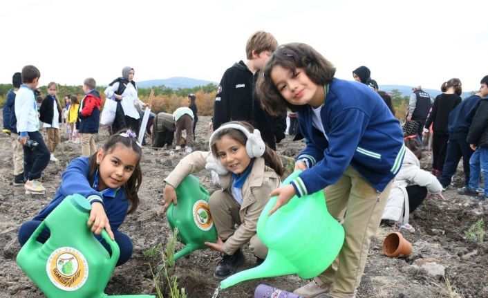 Öğrenciler fidanları toprakla buluşturdu