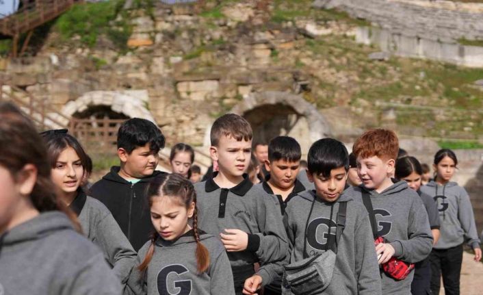 Öğrenciler tarihi dokuyu hayranlıkla inceledi