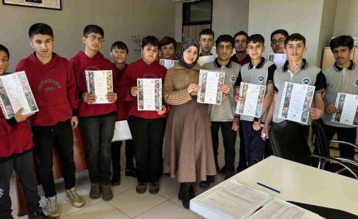 Öğrencilerden öğretmenlere sürpriz: Hazırlanan sertifikalar kendilerine taktim edildi