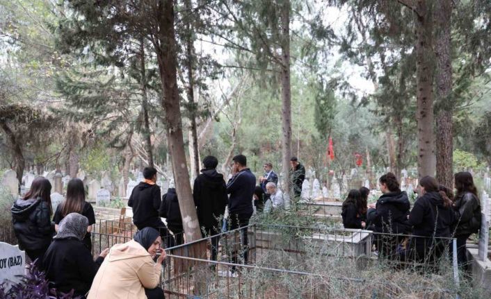 Öğrencileri, öğretmenler gününde vefat eden öğretmenlerini unutmadı