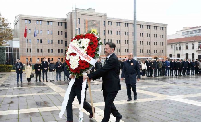 Öğretmenler Günü dolayısıyla çelenk sunma töreni gerçekleştirildi