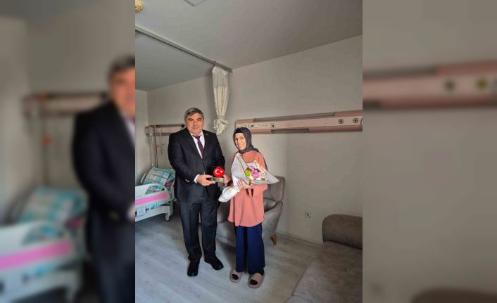 Öğretmenler Günü’nü hastanede geçiren öğretmen unutulmadı