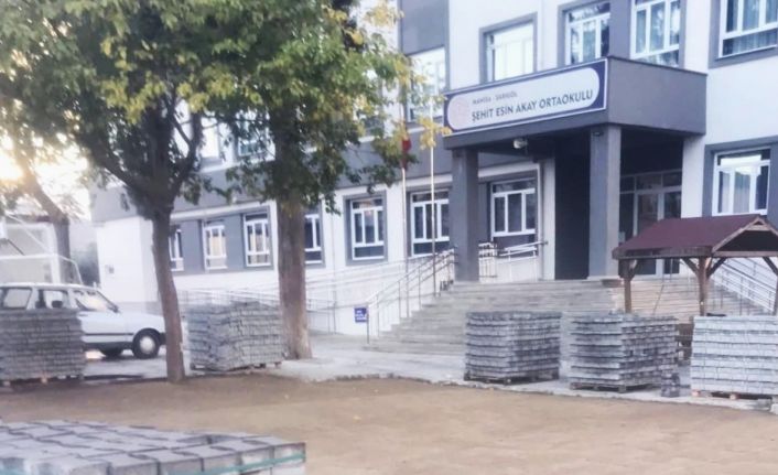 Okul bahçesine parke döşenmeye başladı