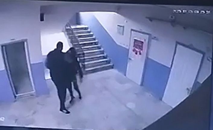 Okul müdürü otizmli öğrenciyi merdivenlerden itti