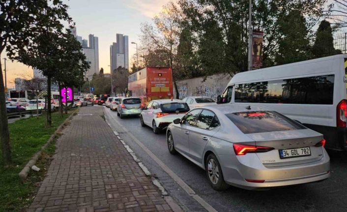 Okulların açılmasıyla İstanbul’da trafik yoğunluğu yaşandı