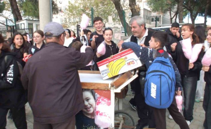 Ölen kardeşi için pamuk şekeri hayrı yaptı