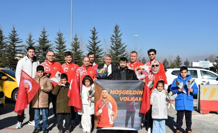 Olimpiyat fatihi çiçeklerle karşılandı