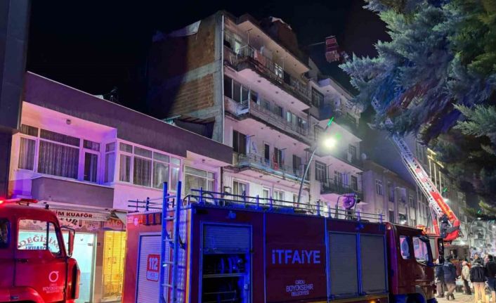 Ordu’da çatı katı yangını: 5 kişi asansörlü araçla tahliye edildi