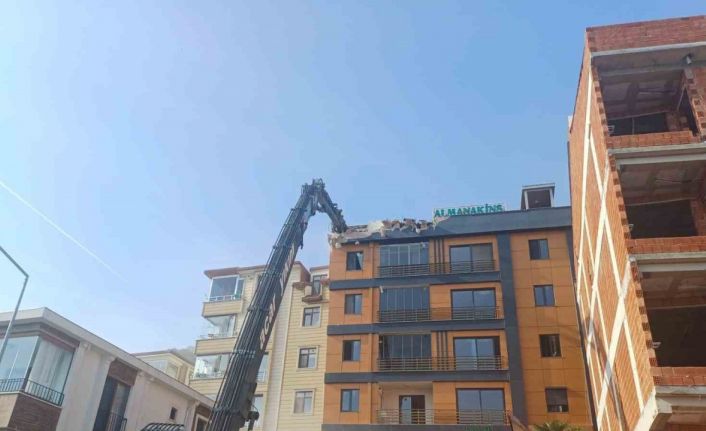 Ordu’da zemini kayan ve çatlaklar oluşan binada yıkım başladı