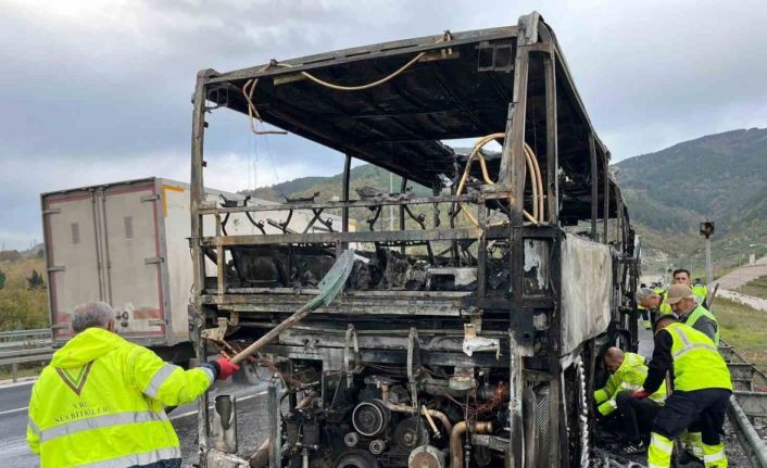 Ortaokul öğrencilerini taşıyan otobüs alevlere teslim oldu