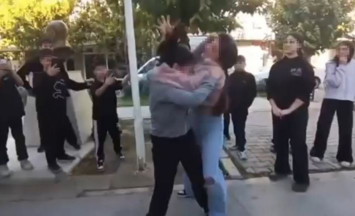 Ortaokullu kızlar birbirine girdi, arkadaşları ayırmak yerine video çekti