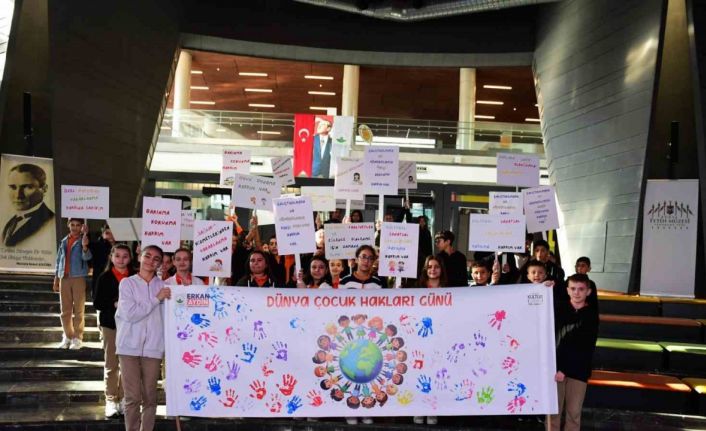 Osmangazi’de çocuklar haklarını öğrendi, pankartlarına yansıttı
