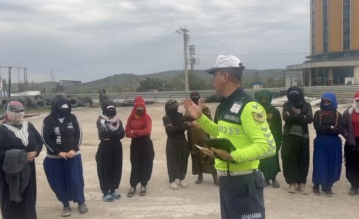 Osmaniye’de 15 kişilik minibüsten 30 işçi çıktı