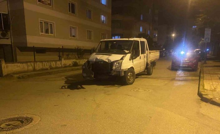 Otobüs ile kamyonet çarpıştı: Şans eseri yaralanan olmadı