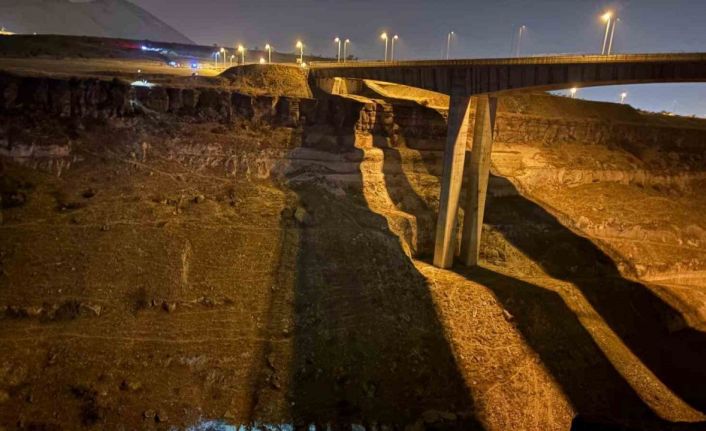 Otomobil 200 metre yükseklikten vadiye uçtu: 1 ölü