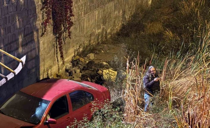 Otomobil 5 metrelik kanala uçtu, sürücünün burnu bile kanamadı
