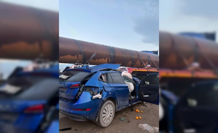 Otomobil, demir boru yüklü tırla çarpıştı: 2 yaralı