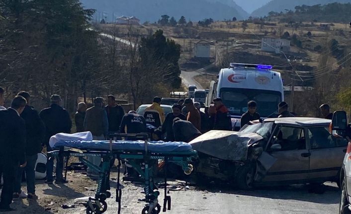 Otomobil hafif ticari araçla çarpıştı: 3 yaralı