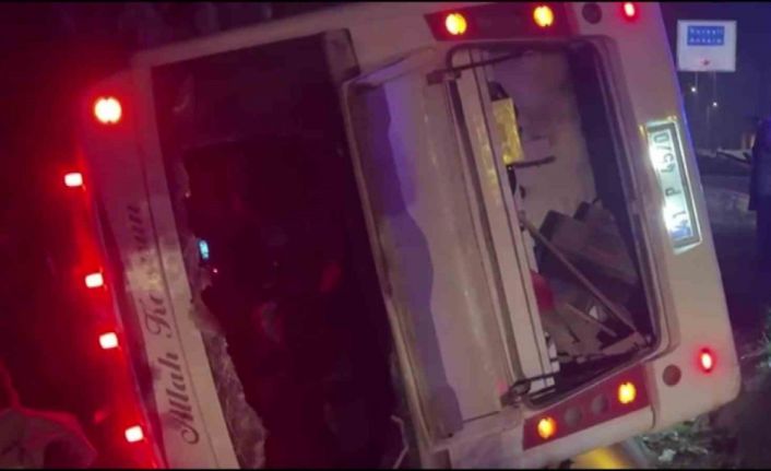 Otomobil ile çarpışan işçi servisi devrildi: 8 yaralı