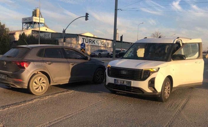 Otomobil ile hafif ticari araç çarpıştı: 6 yaralı