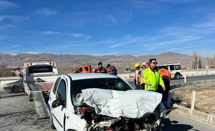 Otomobil ile kamyon çarpıştı: 1 yaralı