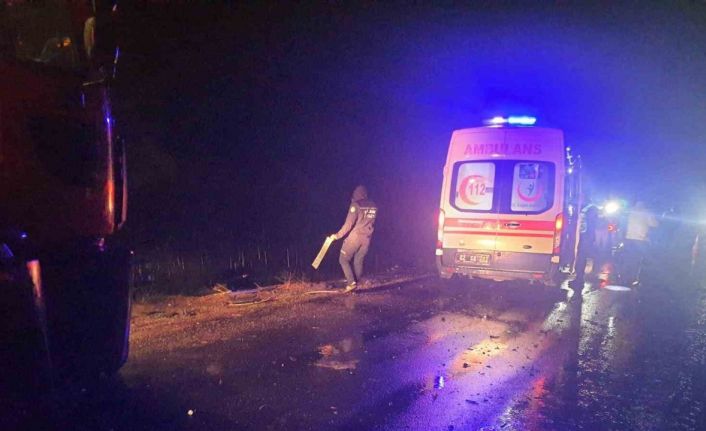 Otomobil ile kamyon çarpıştı: 1’i ağır, 3 yaralı